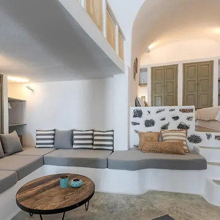 Chess House - Santorini Traditional *