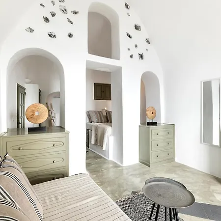 Chess House - Santorini Traditional